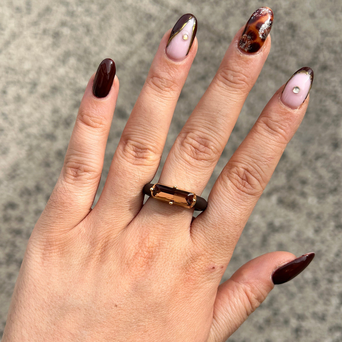 Bague Riva Marron avec cristal rectangulaire facetté brun, monture dorée et anneau marron