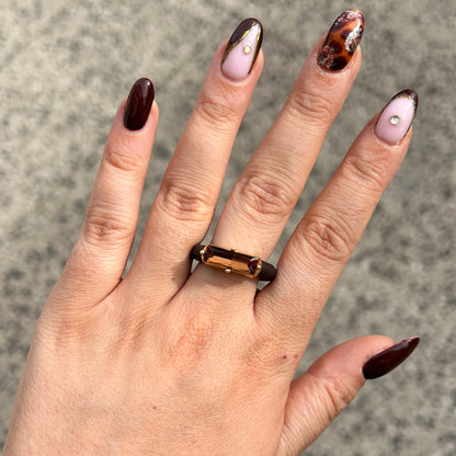 Bague Riva Marron avec cristal rectangulaire facetté brun, monture dorée et anneau marron