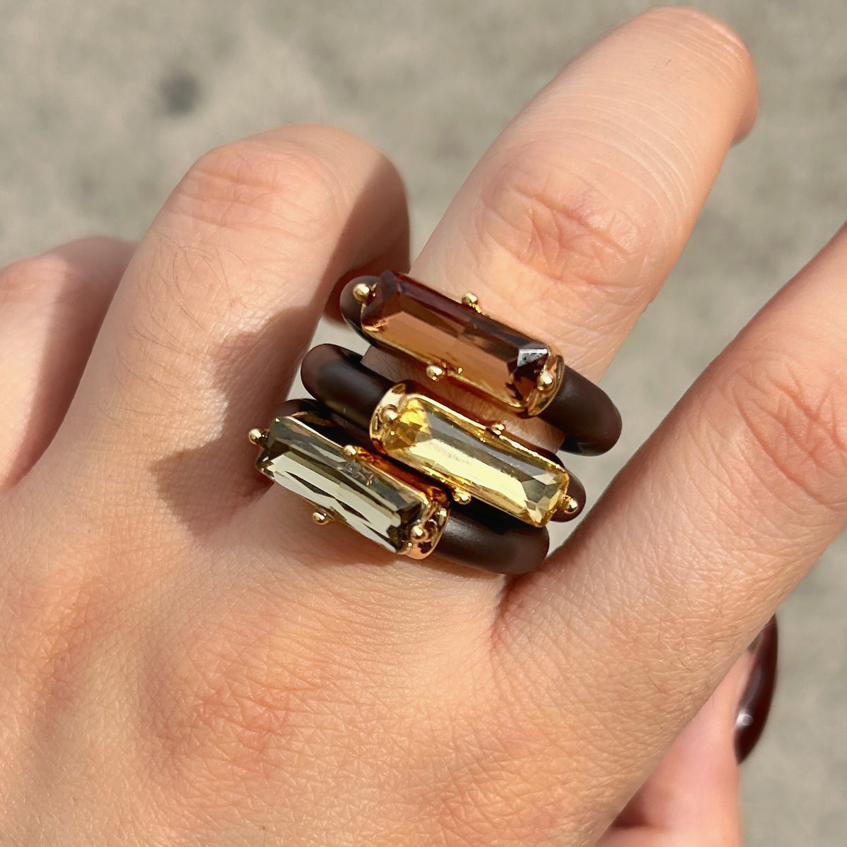 Bague Riva Marron avec cristal rectangulaire facetté brun, monture dorée et anneau marron