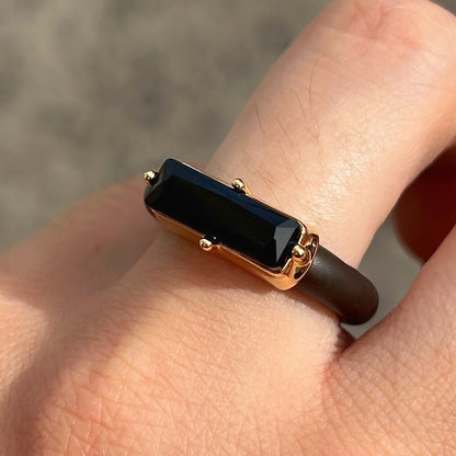 Bague Riva Noir avec cristal rectangulaire facetté noir, monture dorée et anneau marron
