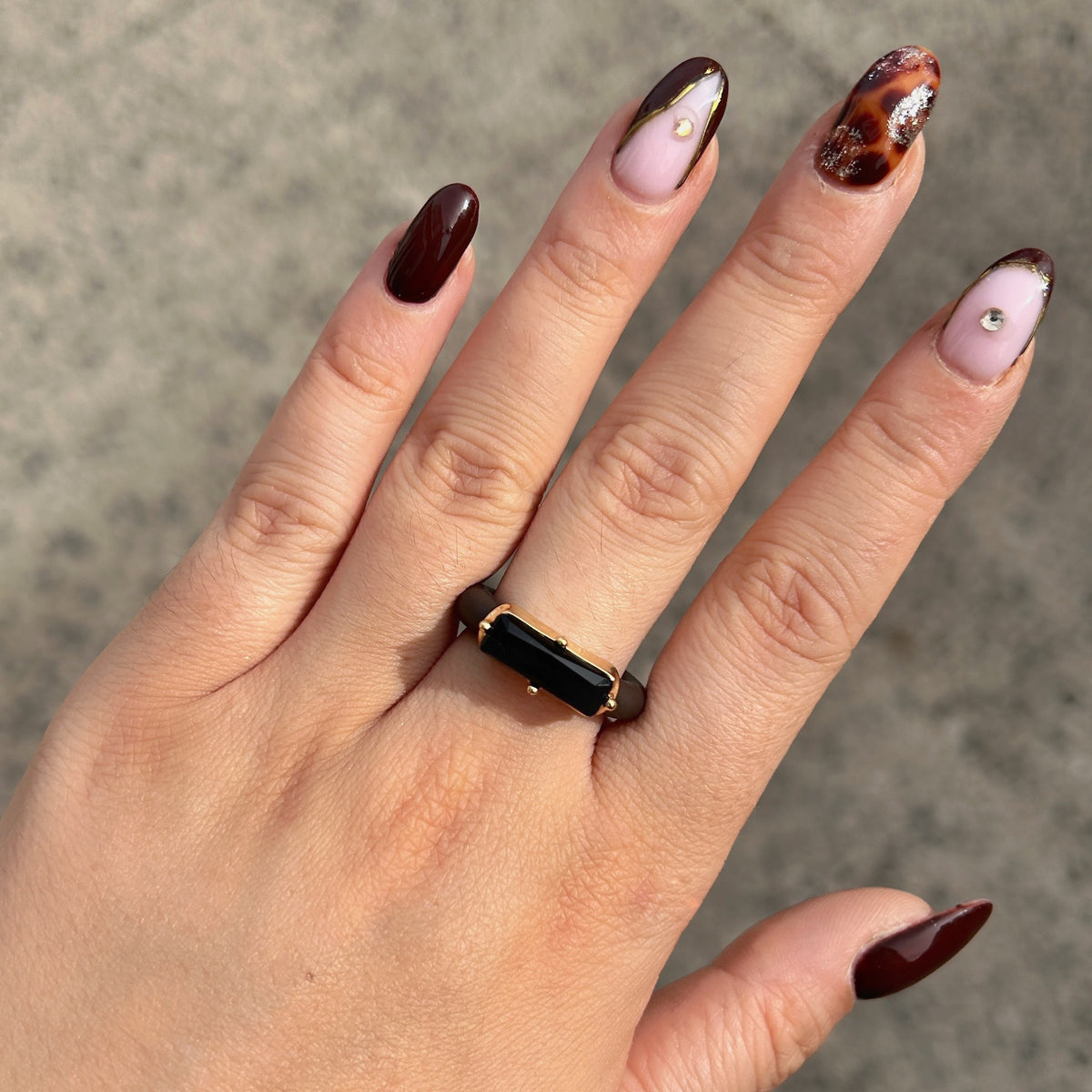 Bague Riva Noir avec cristal rectangulaire facetté noir, monture dorée et anneau marron