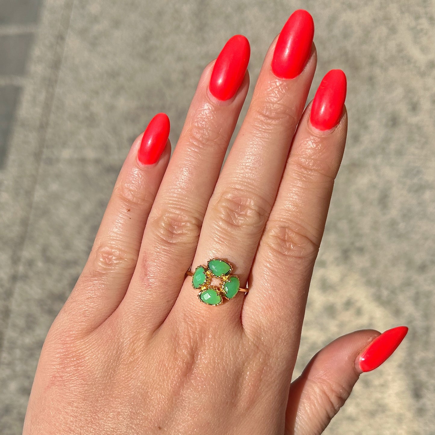 Bague ronde portée chrysoprase Au Fil de Lo