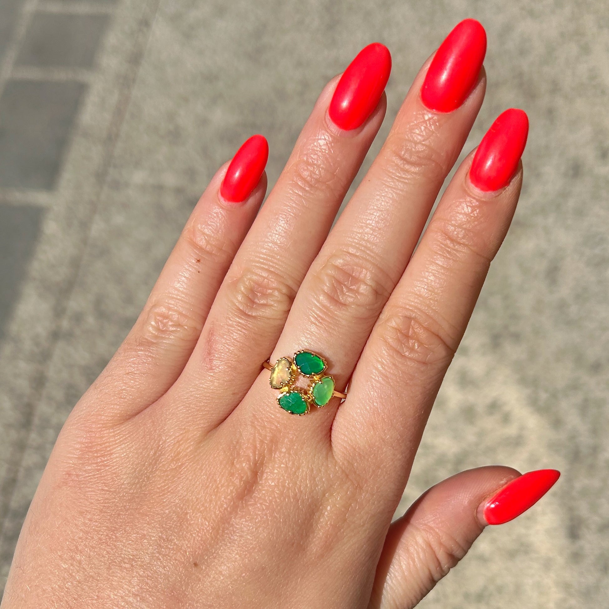 Bague ronde portée Au Fil de Lo melange vert lumineux