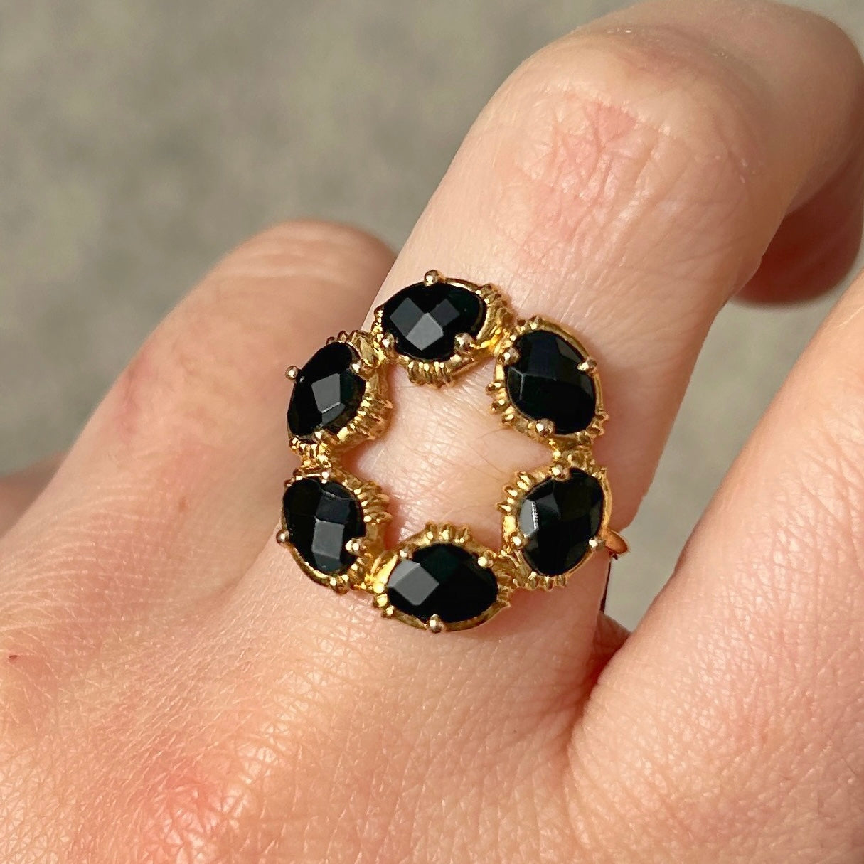 Bague spinelle noire facettée design rond Au Fil de Lo