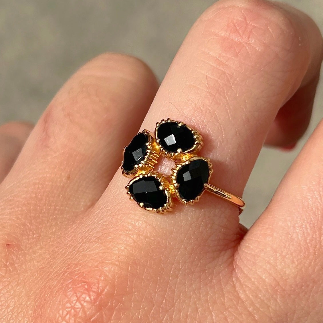Bague pierre naturelle noire ronde dorée reglable femme