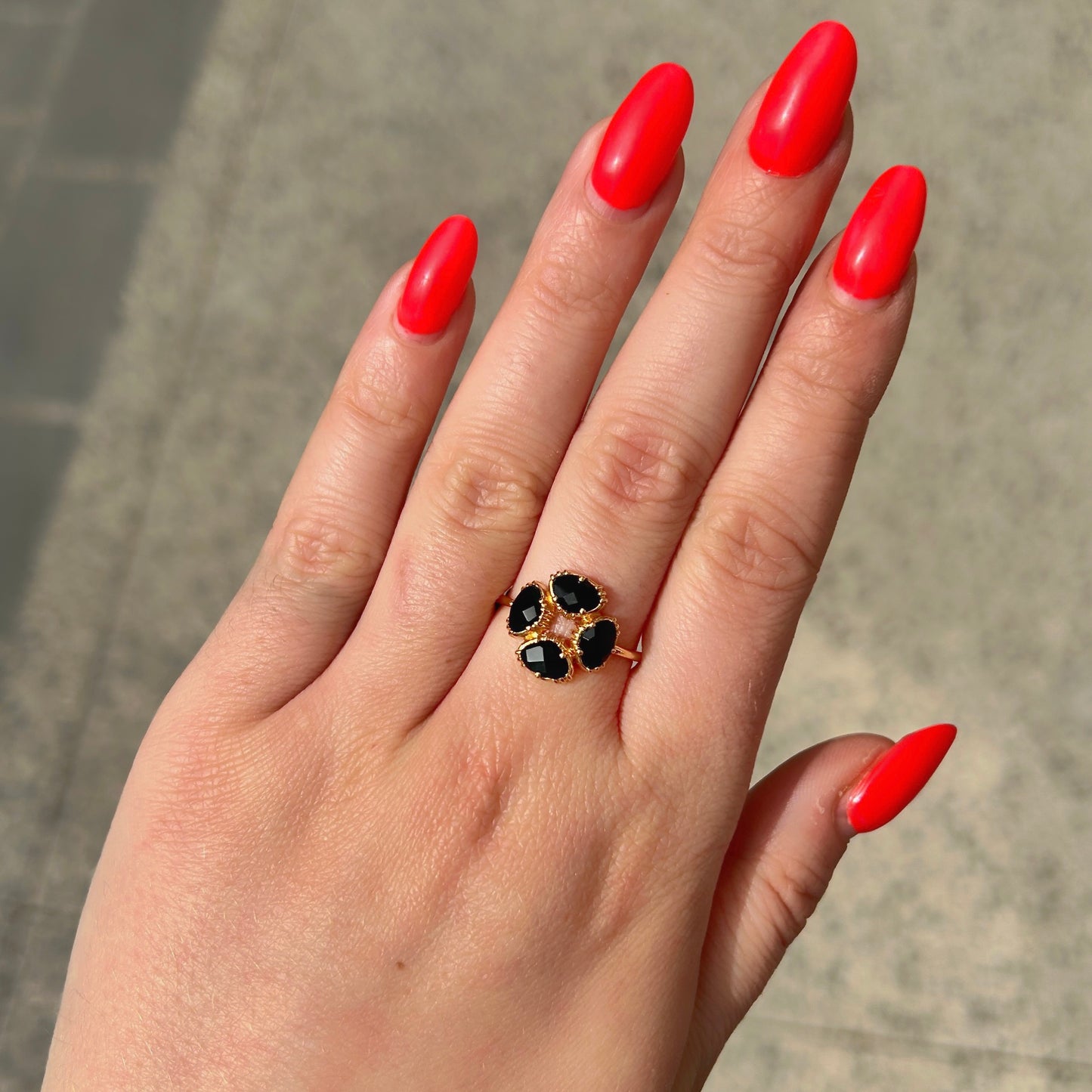 Bague portée spinelle noire Au Fil de Lo
