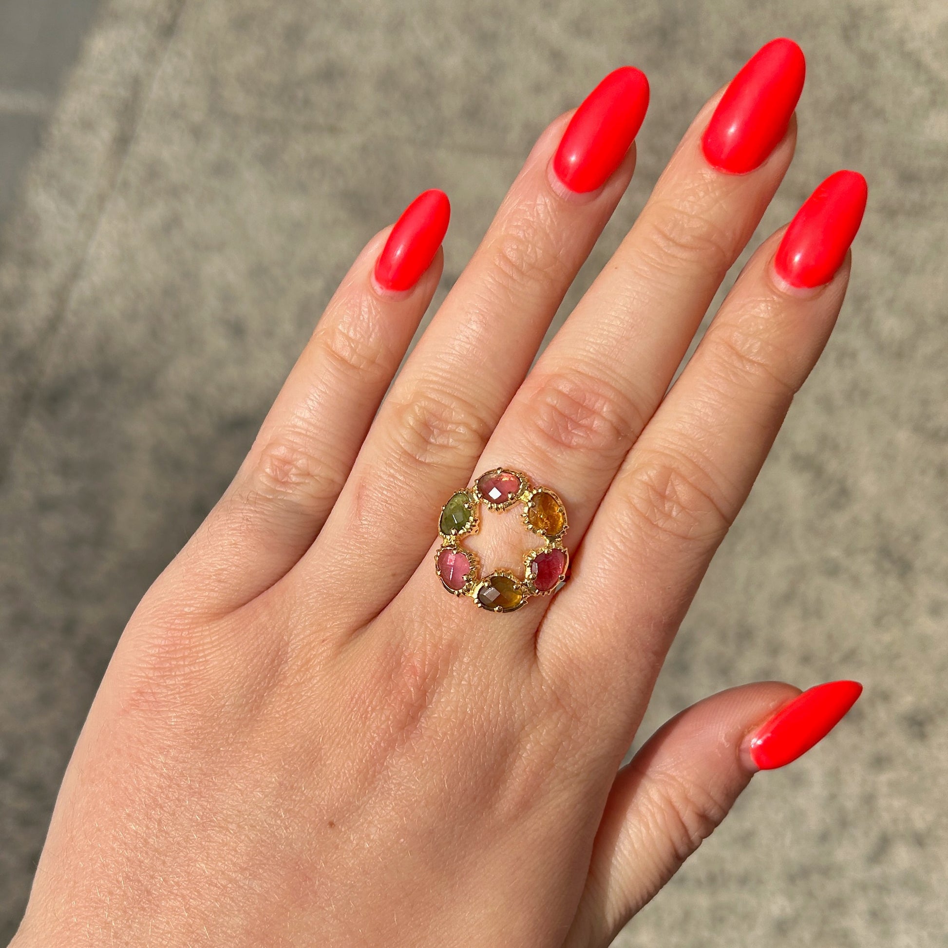 Bague portée tourmaline multicolore ronde Au Fil de Lo