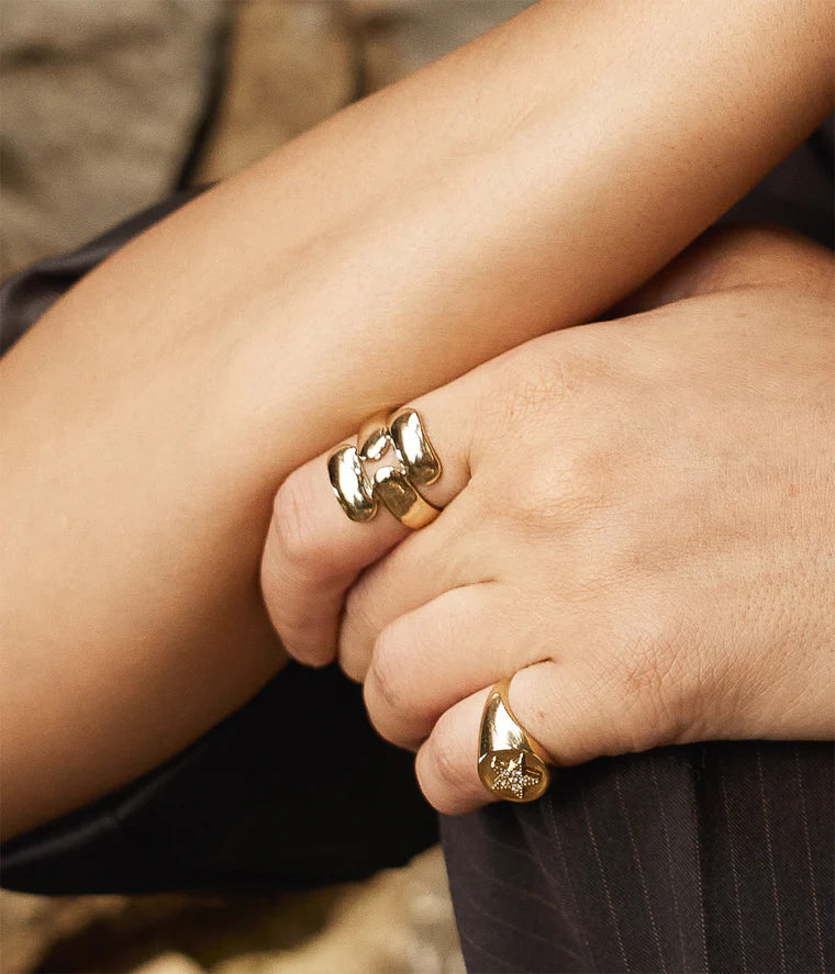 Bague Runica Zag portée à la main