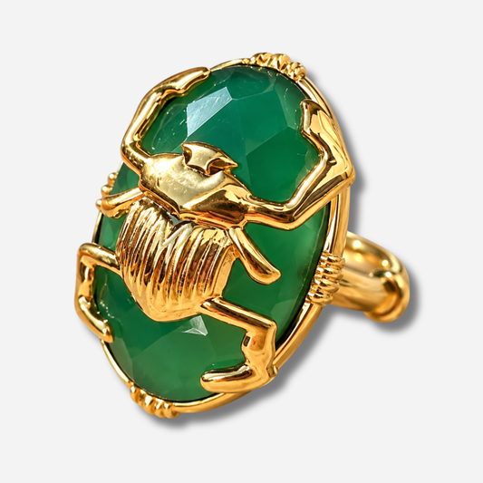 Bague Scarabée GM Au Fil de Lo en onyx vert facetté avec scarabée doré sculpté – Divinity Sète