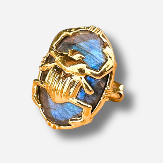 Bague scarabee labradorite Au Fil de Lo pierre naturelle bleue irisee grande bague doree femme