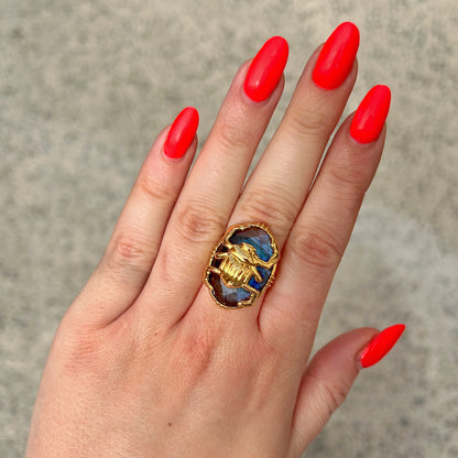 Bague portee scarabee labradorite Au Fil de Lo