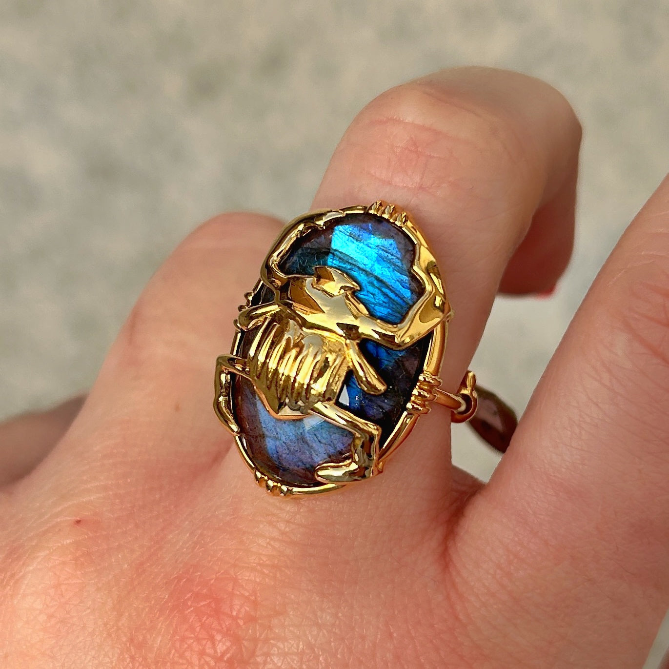 Bague labradorite scarabee reflets bleus Au Fil de Lo