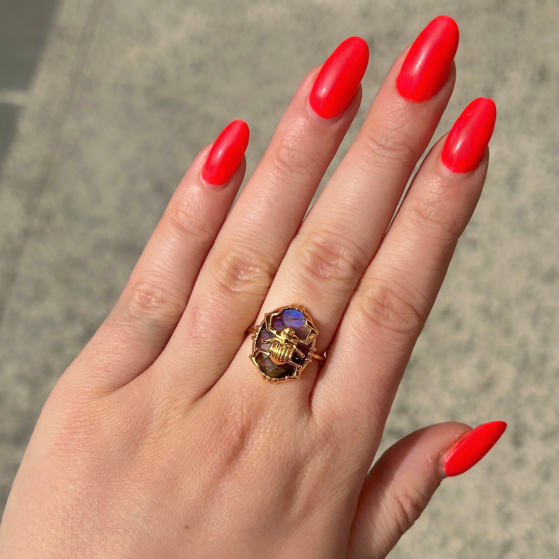 Bague scarabee portée Au Fil de Lo