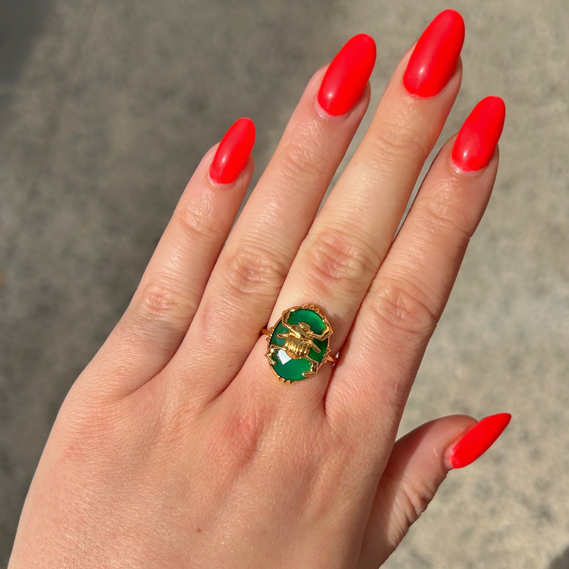 Bague portee scarabee onyx vert Au Fil de Lo