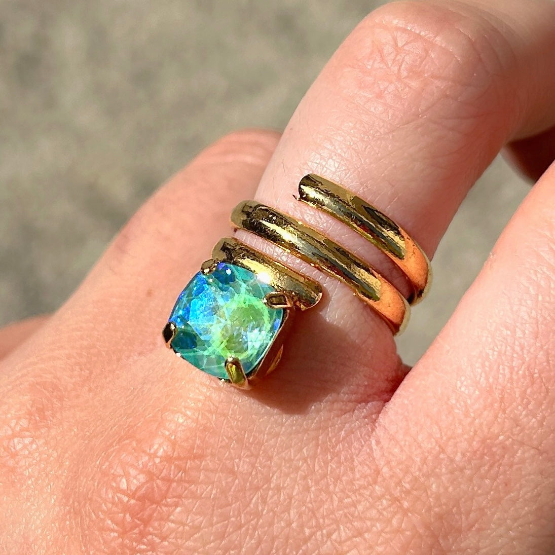 Bague dorée double anneau pierre bleue Crézus