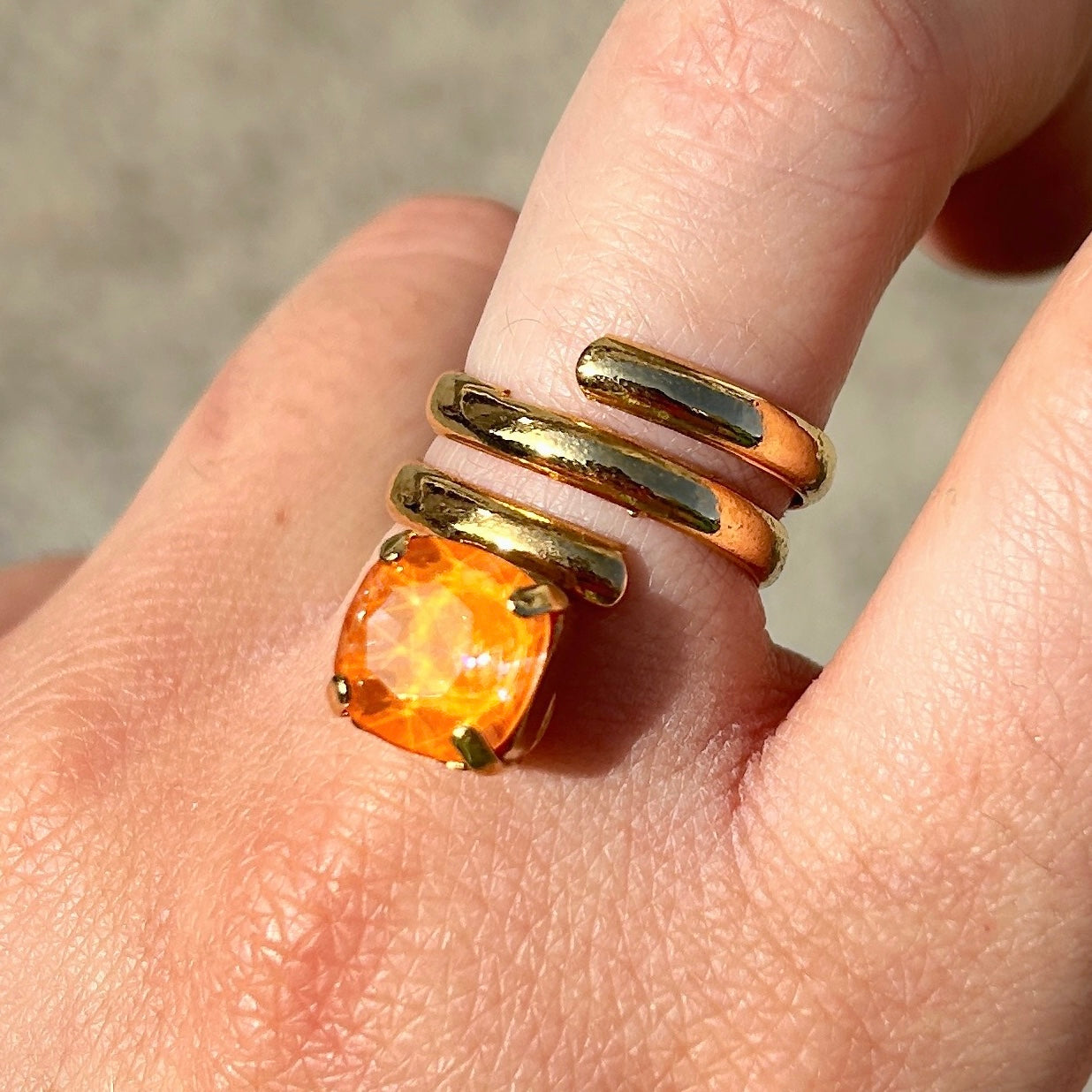 Bague Serani Mango portée main Divinity Sète