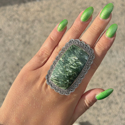 Bague Séraphinite XXL en argent 925 avec grande pierre naturelle verte portée à la main
