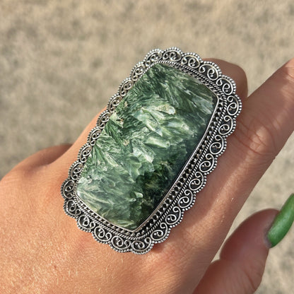 Bague Séraphinite XXL en argent 925 avec grande pierre naturelle verte portée à la main
