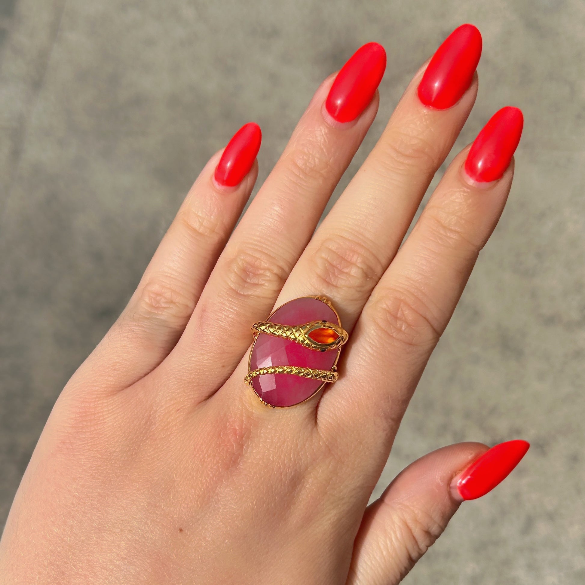Bague grosse pierre rose serpent dore femme quartz fraise