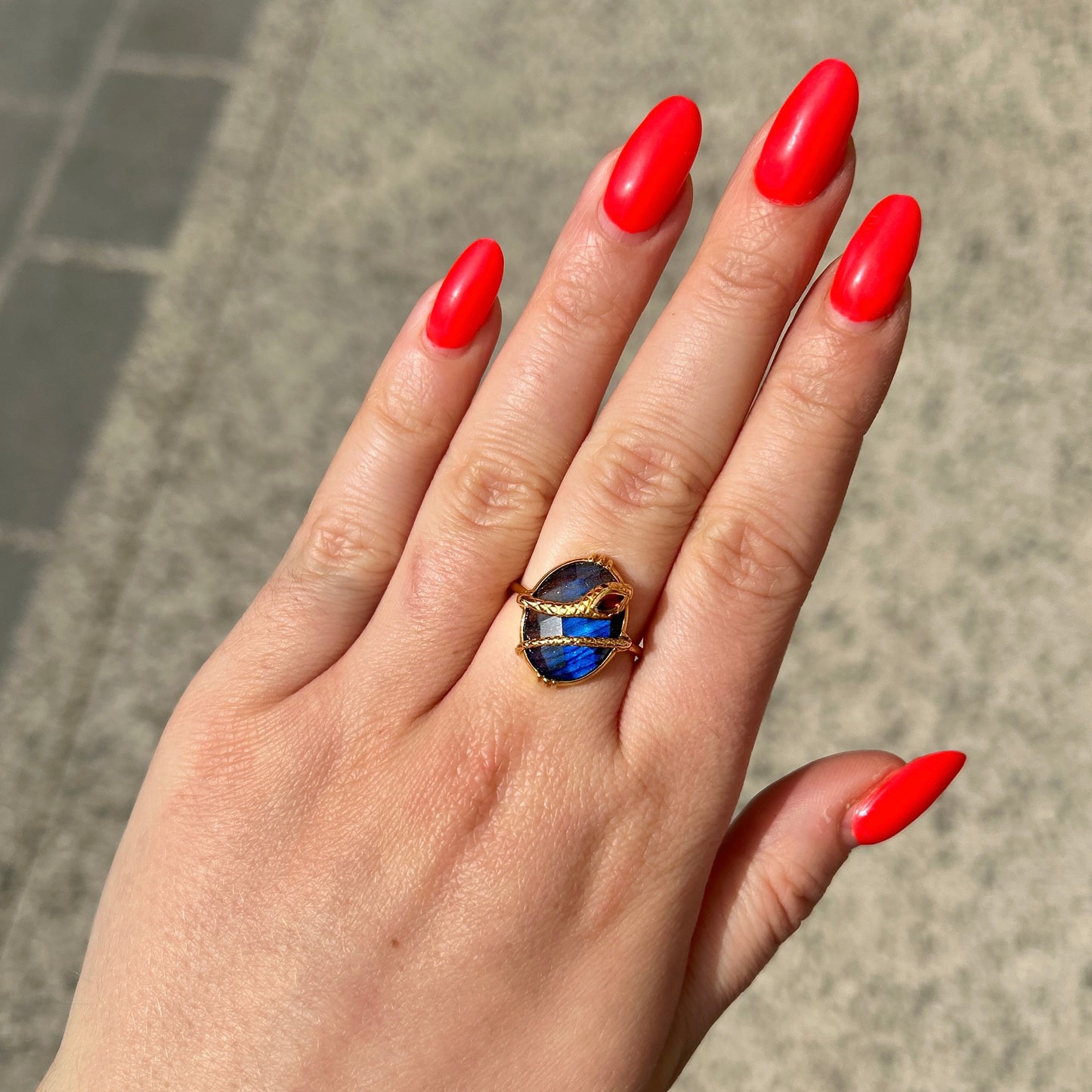 Bague portee serpent labradorite Au Fil de Lo