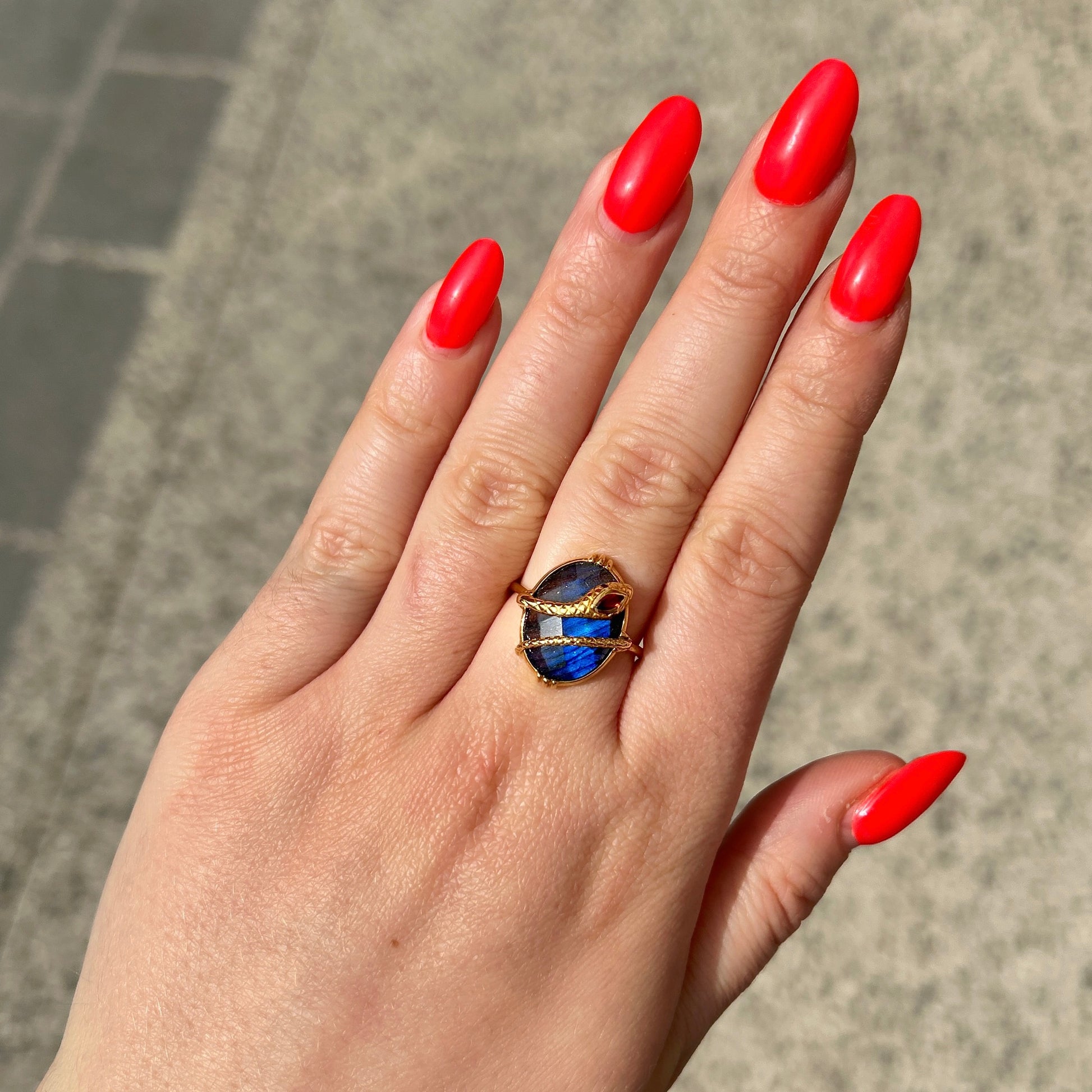 Bague portee serpent labradorite Au Fil de Lo