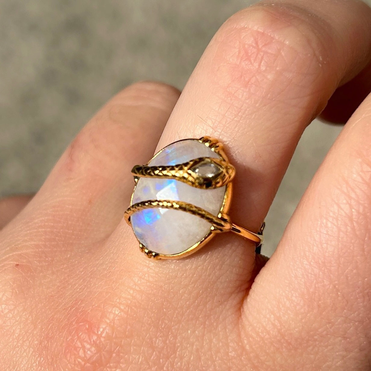Bague pierre blanche irisee serpent dore femme