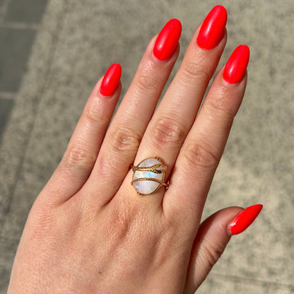 Bague portee serpent pierre blanche irisee