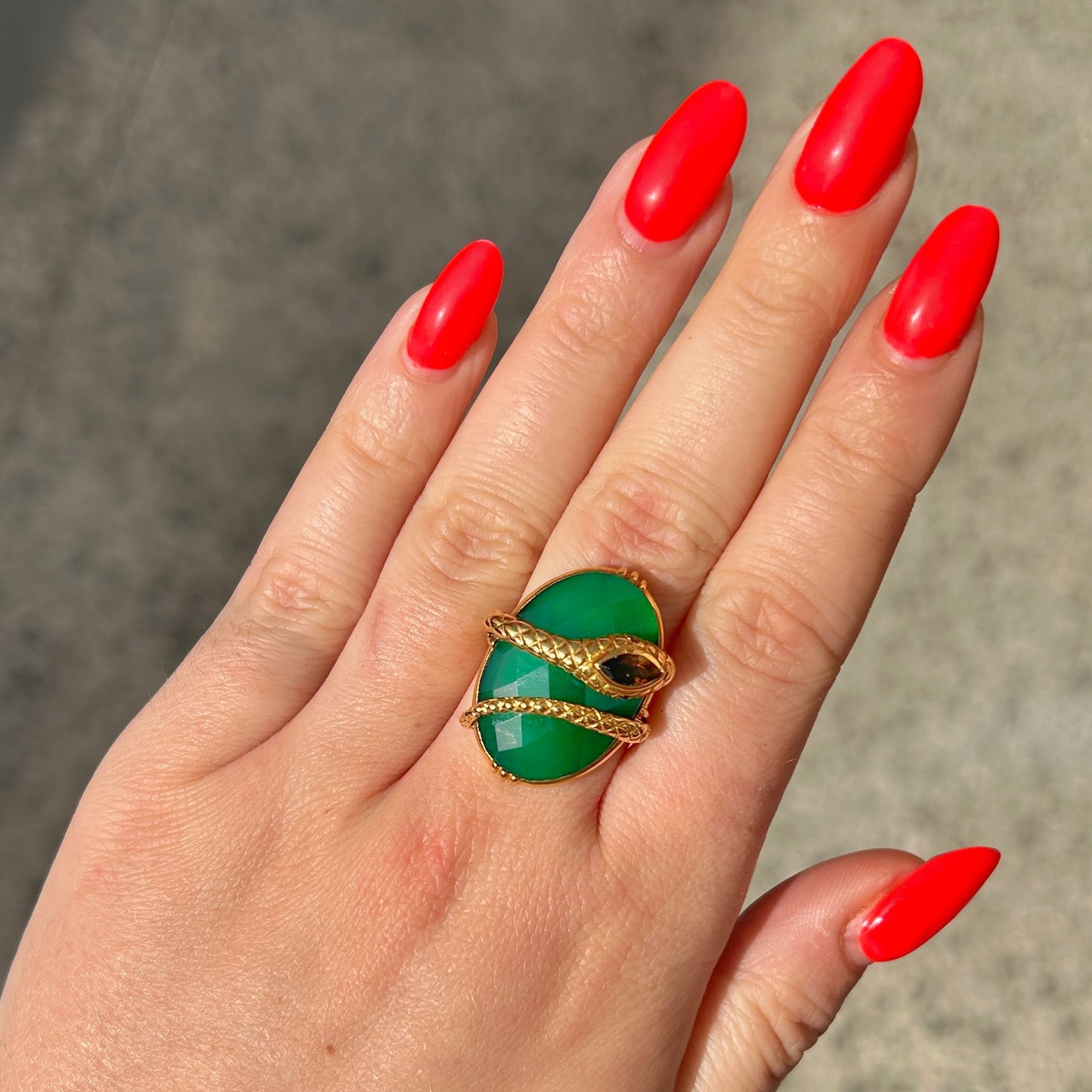 Bague portee serpent vert Au Fil de Lo