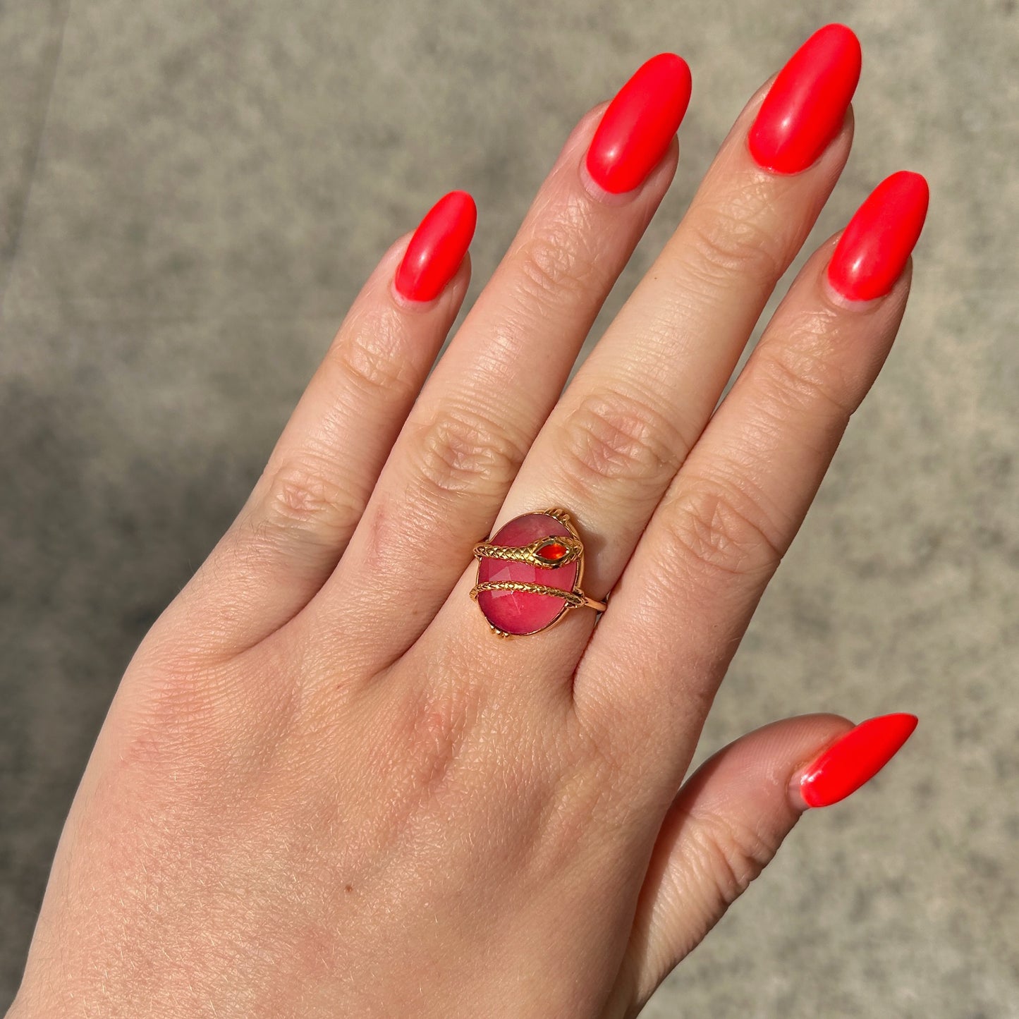 Bague portee serpent quartz rose framboise
