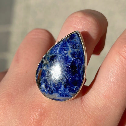 Bague sodalite bleue marbrée portée femme argent 925
