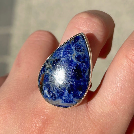 Bague sodalite bleue marbrée portée femme argent 925