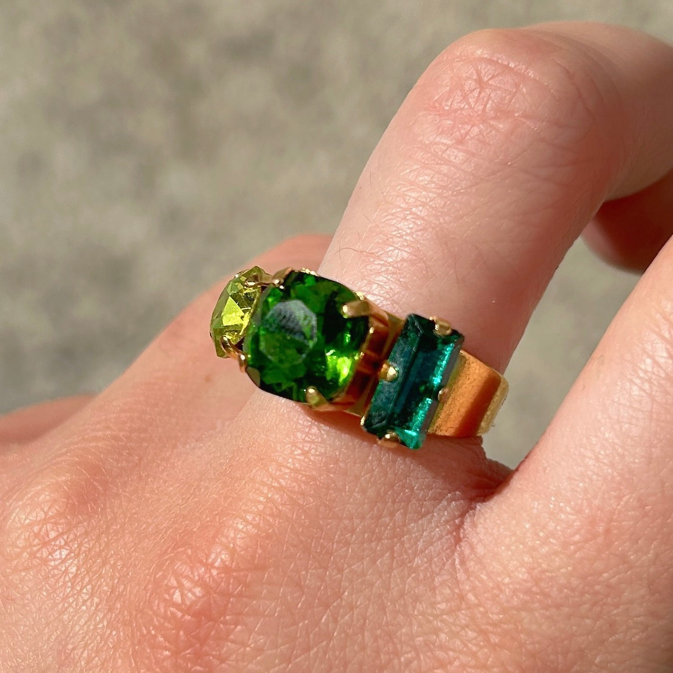 Bague Crézus verte triple pierre lumineuse