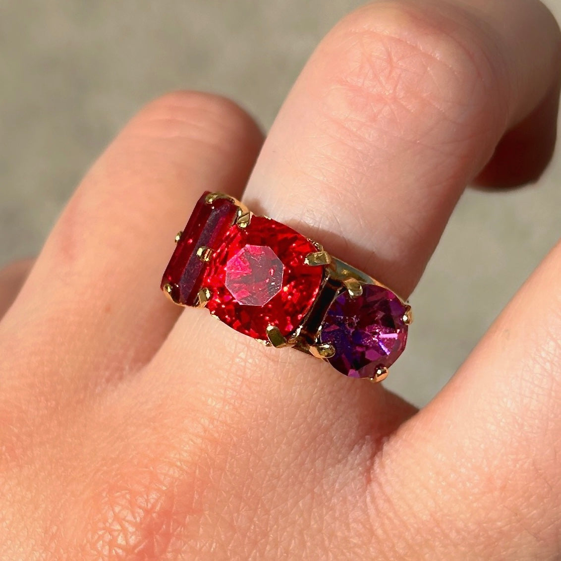 Bague dorée pierres rouges et rose Crézus