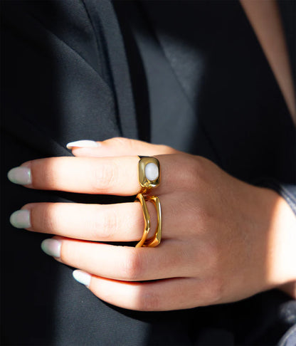Bague Syléna Zag portée à la main