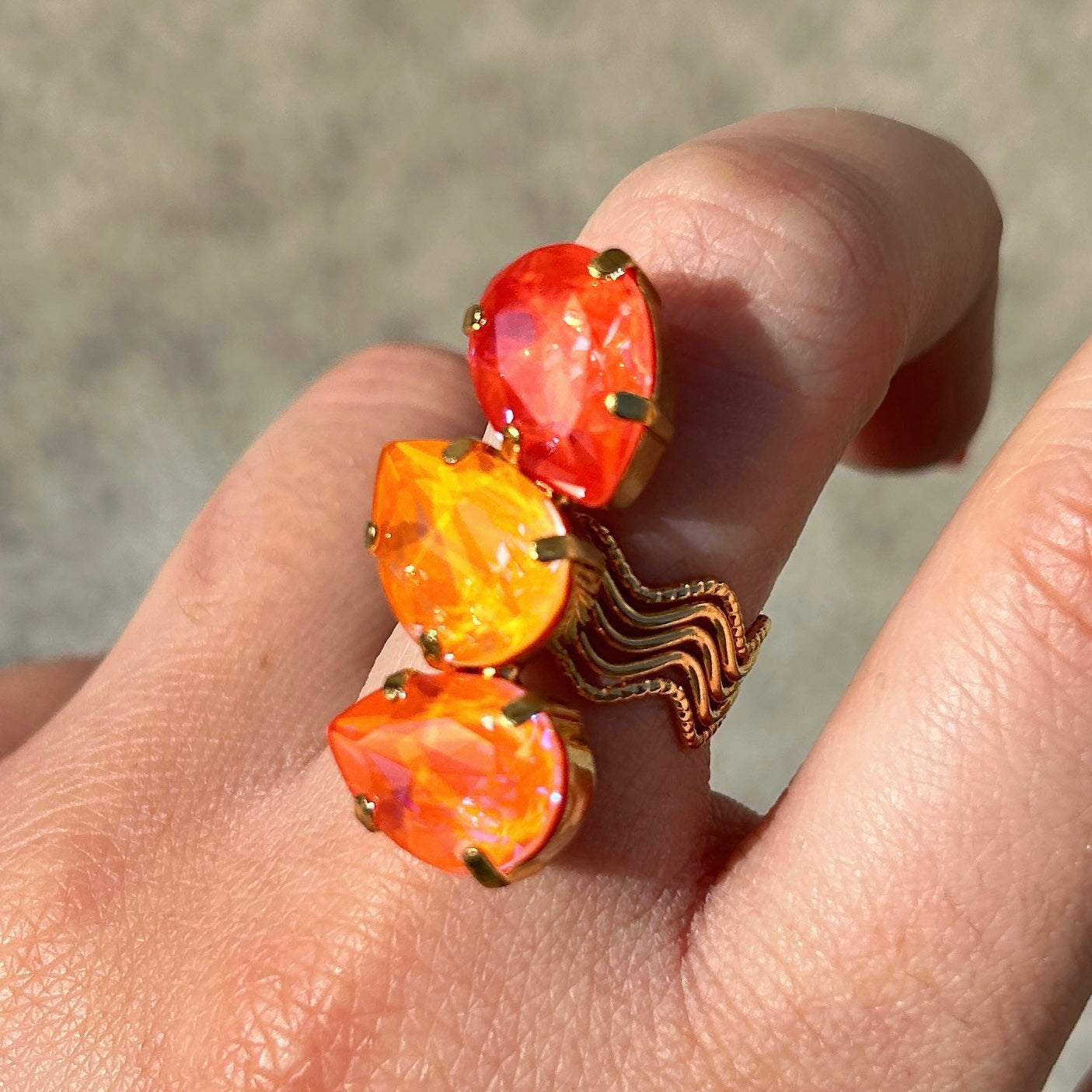 Bague dorée pierres facettées orange Crézus