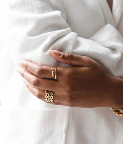 Bague Theris Zag portée au doigt