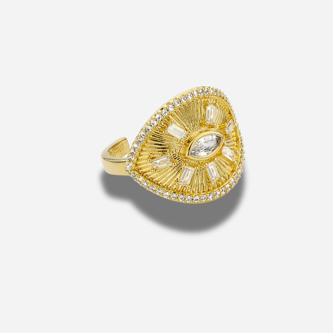 Détail de la bague Tilak Mya Bay cristaux et monture dorée