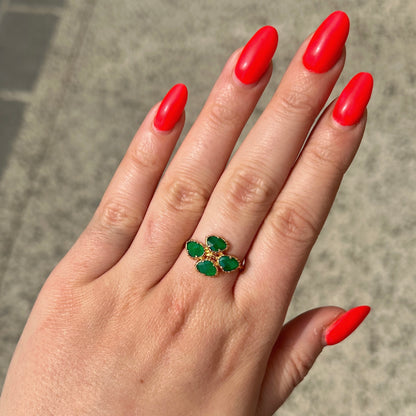 Bague pierre verte forme trefle Au Fil de Lo elegante femme