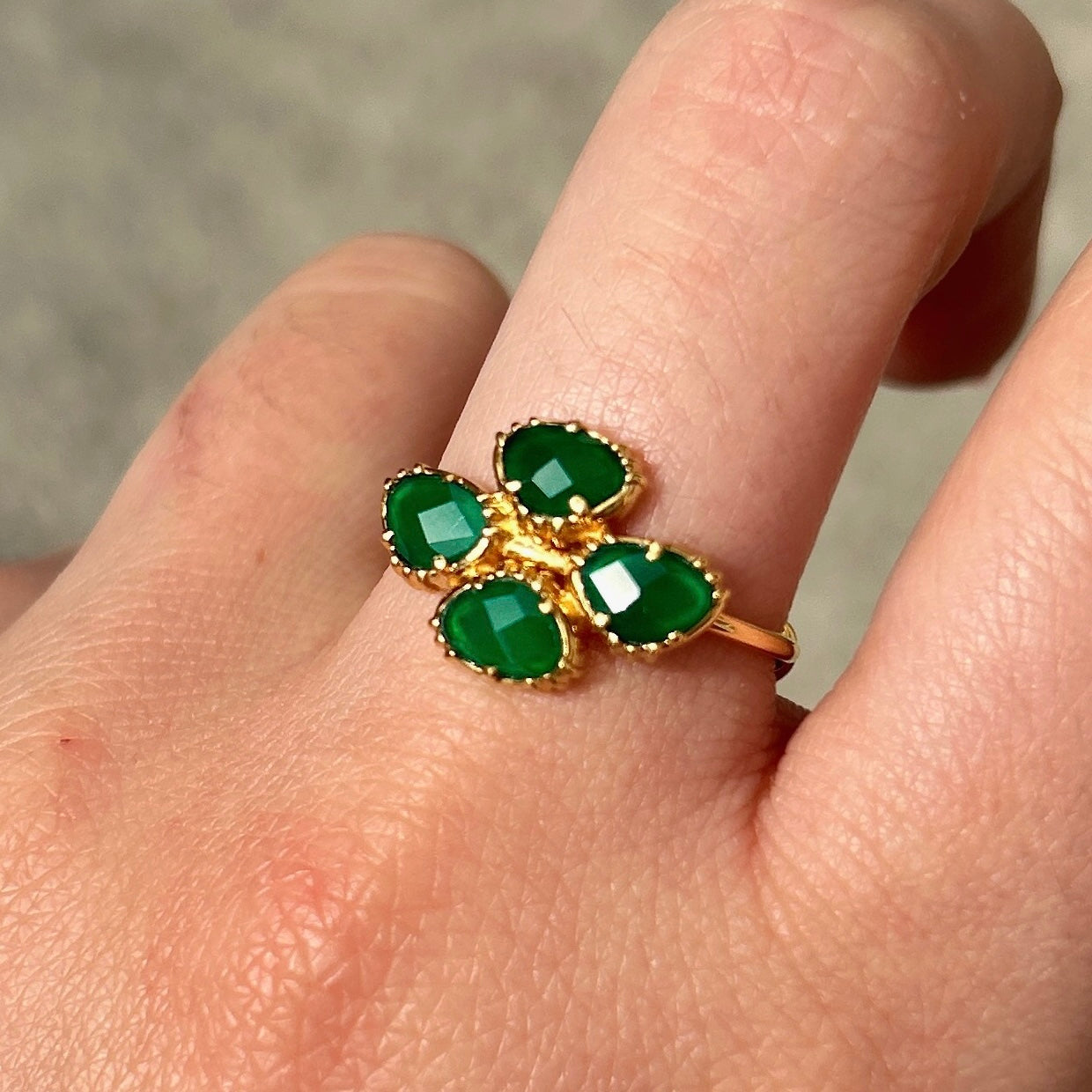 Bague trefle onyx vert portée Au Fil de Lo