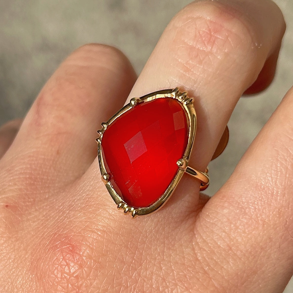 Bague cornaline rouge portée Au Fil de Lo