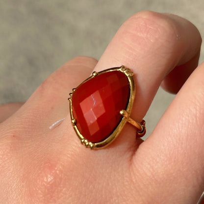 Bague pierre rouge foncé spinelle design triangle Au Fil de Lo