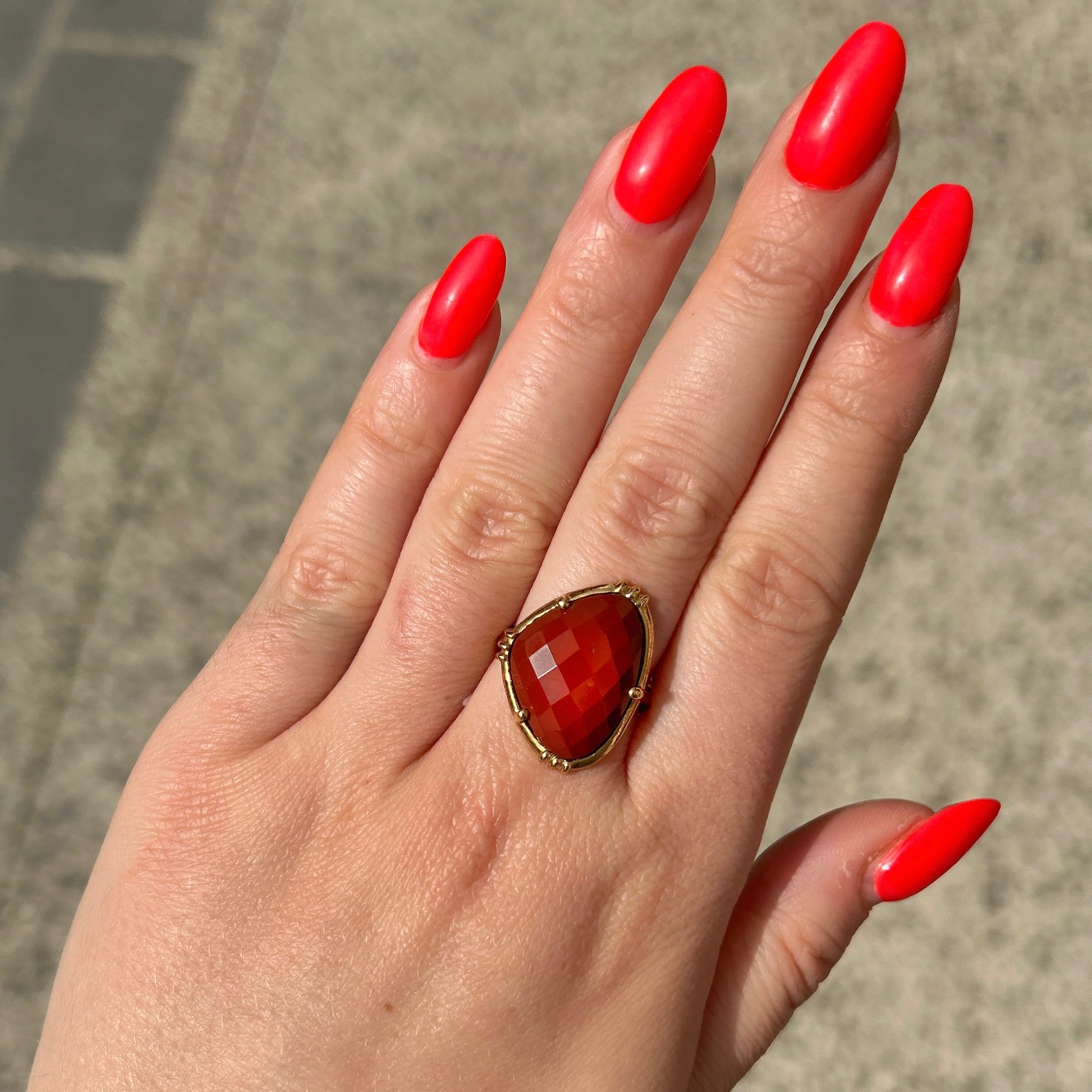 Bague spinelle rouge portée Au Fil de Lo