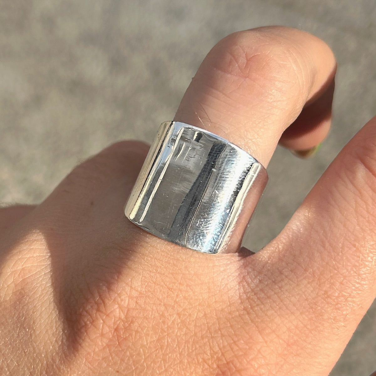Bague Tribu 9 réglable en argent 925 large et lisse – Divinity Sète
