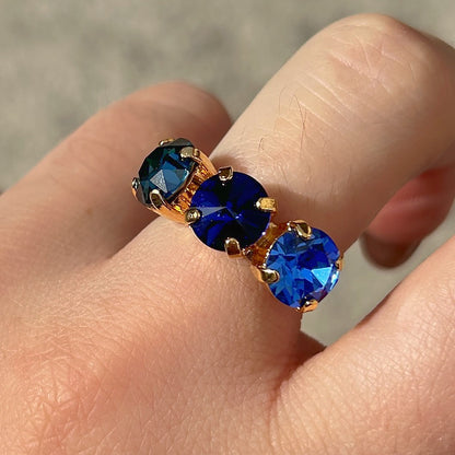 Bague Trio Azur Crézus dorée et réglable avec trois cristaux Swarovski ronds bleu pétrole, bleu saphir et bleu azur, facettés et sertis à griffes – Divinity Sète