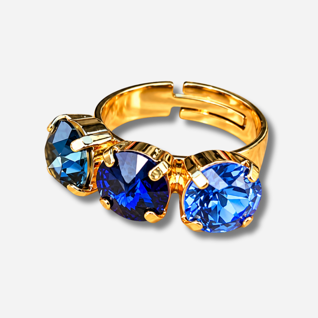 Bague Trio Azur Crézus dorée et réglable avec trois cristaux Swarovski ronds bleu pétrole, bleu saphir et bleu azur, facettés et sertis à griffes – Divinity Sète
