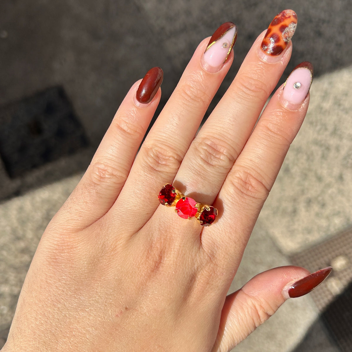 Bague Trio Cerise Crézus dorée et réglable avec trois cristaux Swarovski ronds rouge rubis, rouge corail lumineux et rose framboise, sertis à griffes – Divinity Sète