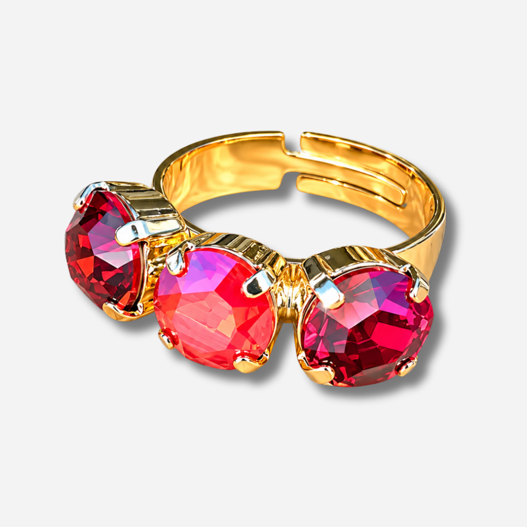 Bague Trio Cerise Crézus dorée et réglable avec trois cristaux Swarovski ronds rouge rubis, rouge corail lumineux et rose framboise, sertis à griffes – Divinity Sète