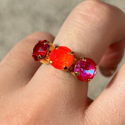 Bague Trio Cerise Crézus dorée et réglable avec trois cristaux Swarovski ronds rouge rubis, rouge corail lumineux et rose framboise, sertis à griffes – Divinity Sète