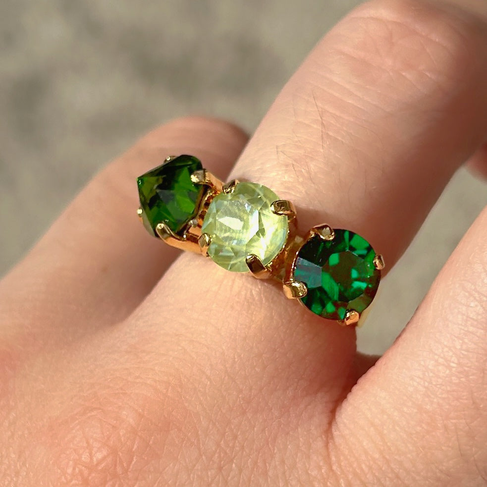 Bague Trio Émeraude Crézus dorée et réglable avec trois cristaux Swarovski ronds vert émeraude, vert d'eau opalescent et vert anis, sertis à griffes – Divinity Sète