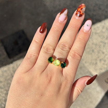 Bague Trio Émeraude Crézus dorée et réglable avec trois cristaux Swarovski ronds vert émeraude, vert d'eau opalescent et vert anis, sertis à griffes – Divinity Sète